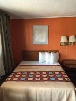 Country Hearth Inn0