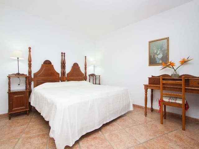 APARTMENT KING SIZE BED