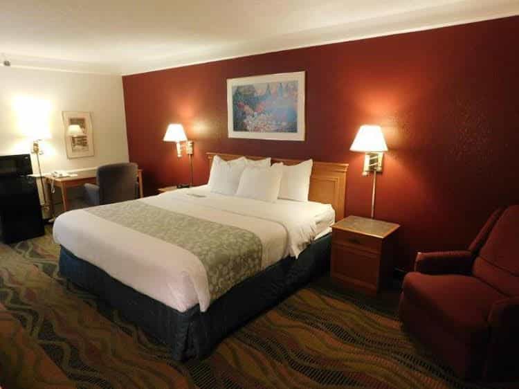 Days Inn and Suites Arlington Heights
