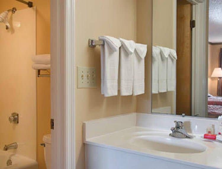 Red Roof Inn and Suites Cleveland TN Red Roof Inn and Suites Cleveland TN