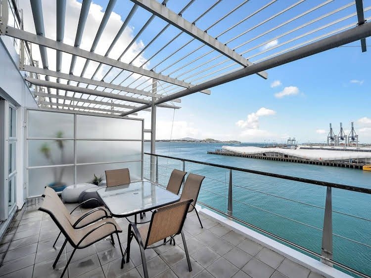 Waterfront Suites in the Heart of Auckland0