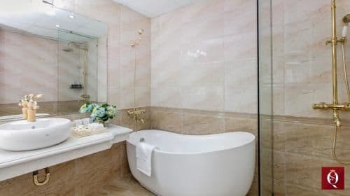 Silk Queen Signature Suite