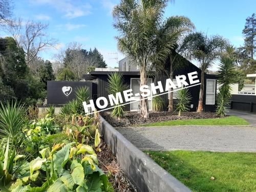 A bit of New York in Whanganui HOME STAY0
