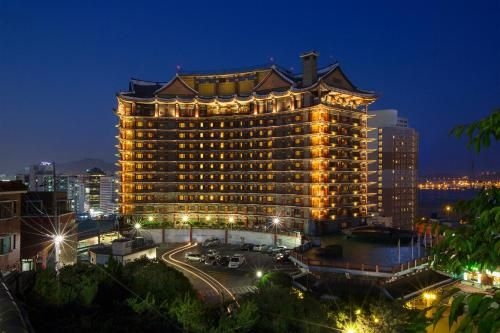 โรงแรมคอมโมดอร์ ปูซาน (Commodore Hotel Busan)0
