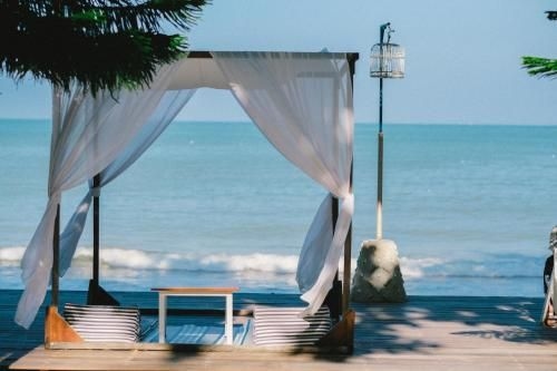 อิสระบีช รีสอร์ท สิชล โซนบีชฟร้อนท์ (Issara Beach Resort Beachfront Zone)1