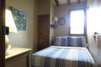 Crews Quarters Caters to Men0