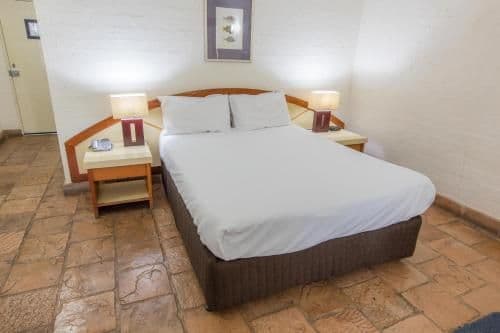 Standard Queen Room with Lake View
