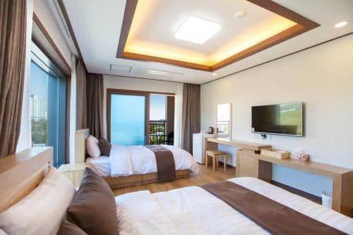 Standard Twin Room with Mountain View