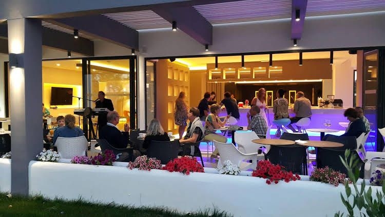 More Meni Cosmopolitan0