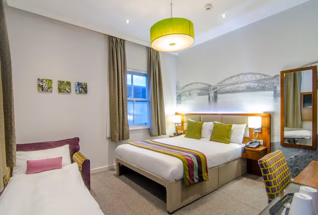 TRIPLE WITH DOUBLE BED