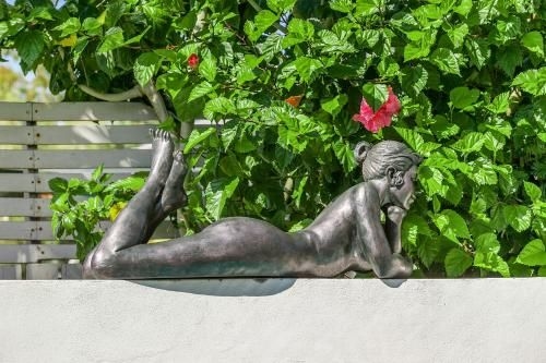 Byron Bathers4