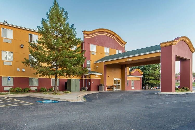 Econo Lodge Inn and Suites0