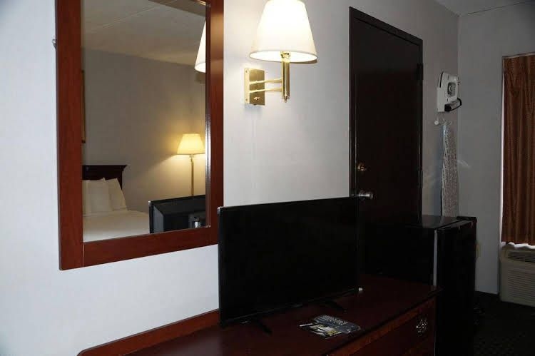 Knights Inn East Syracuse1