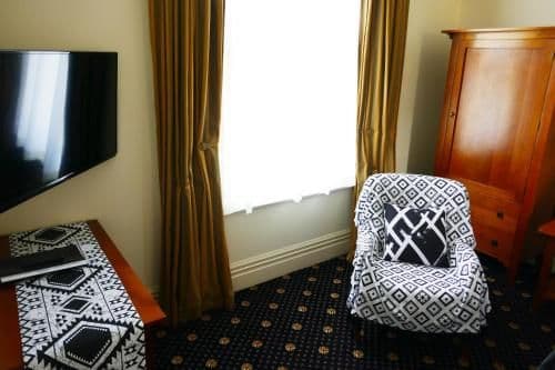 Studio suite with separate single bedroom