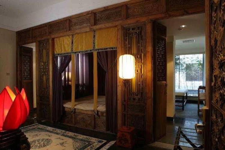 ออซพิเชียส บิซิเนส (Auspicious Business)0
