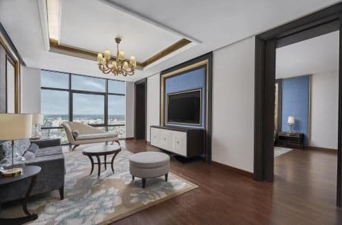 Executive Suite with Skyline View - Club Lounge Access