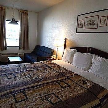 University Inn and Suites0