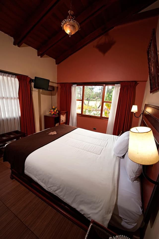 DOUBLE WITH DOUBLE BED