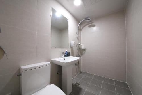 Deluxe Twin Room with Private Bathroom