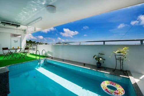 Apartment with Pool View