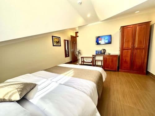 Deluxe Double Room (2 Adults + 1 Child)