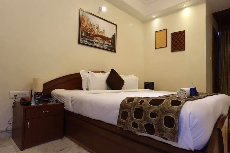OYO Premium Jabalpur Russel Chowk0
