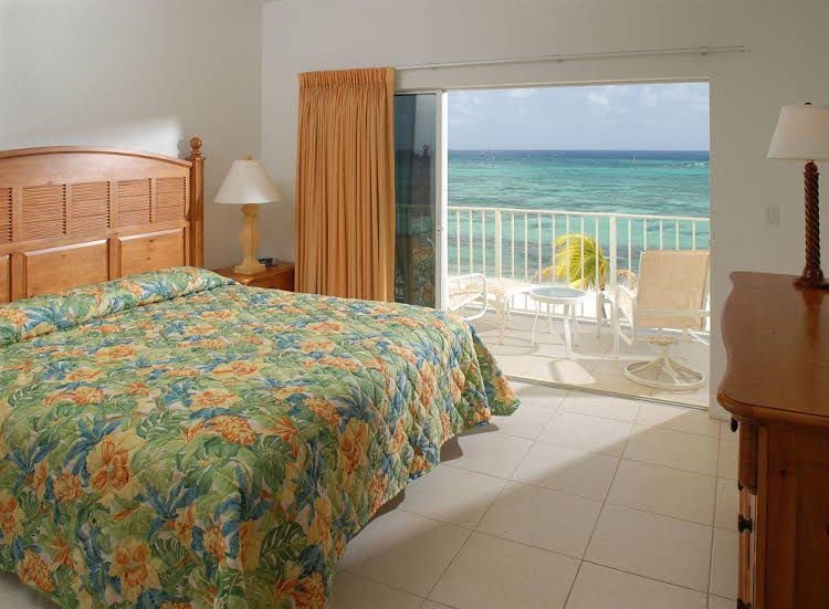 Castaways Cayman Beach Resort0