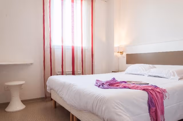 HOME CAPACITY 6 TWO BEDROOMS