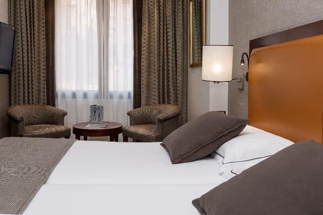 DOUBLE WITH DOUBLE BED