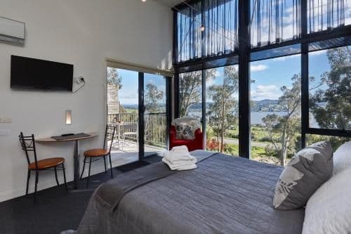 Luxury Apartment with River View - Treetops
