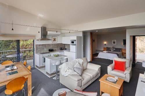 Luxury Apartment with River View - Treetops