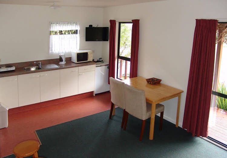 Lake Brunner Country Motel and Holiday Park0