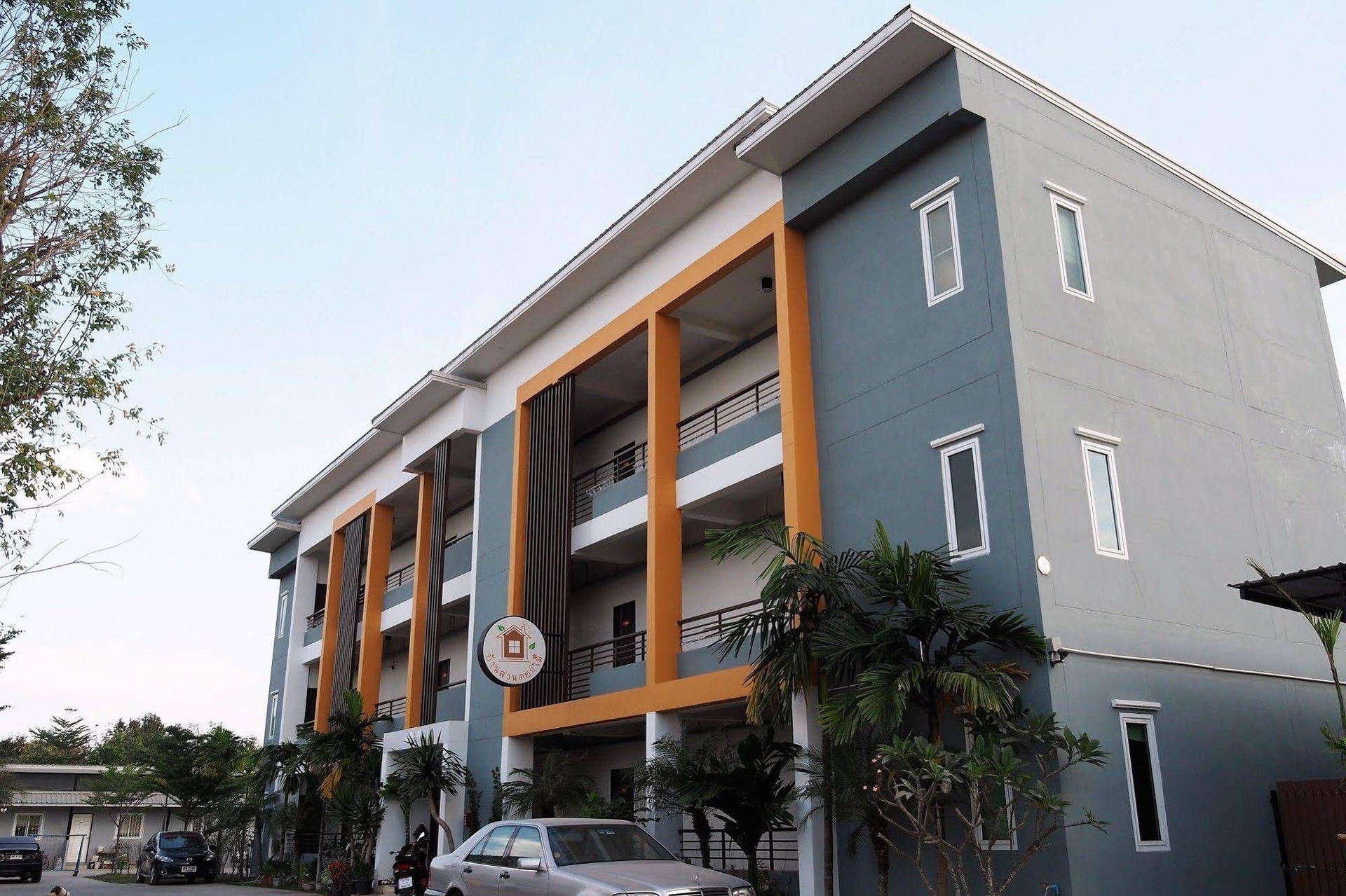 โรงแรมบ้านสวนดอกไม้ (BanSuanDokMai Hotel)1