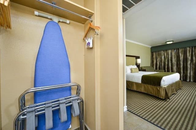DOUBLE DELUXE KING BED