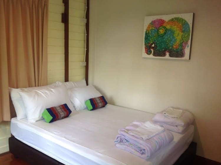 หนังตาหย่อนที่บ้านทับช้าง โฮสเทล (Nang Ta Yon @ Ban Thap Chang Hostel)2