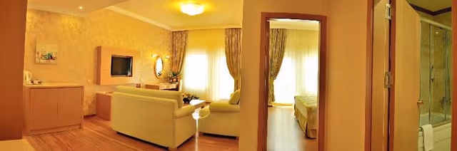 FAMILY ROOM LAND VIEW