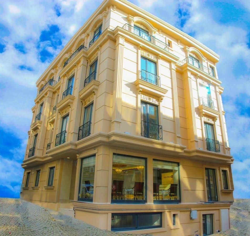 Deluxe Newport Hotel3