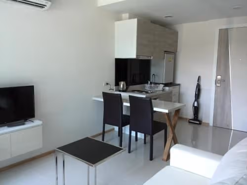 Apartment with Pool View