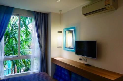Apartment with Pool View