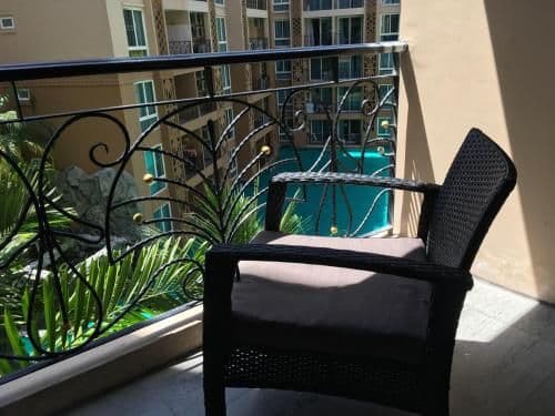 Apartment with Pool View