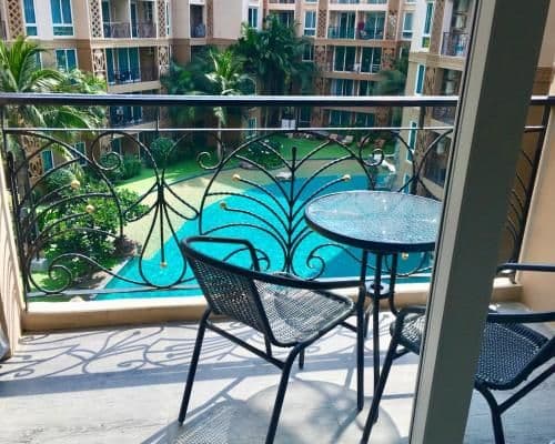 Apartment with Pool View