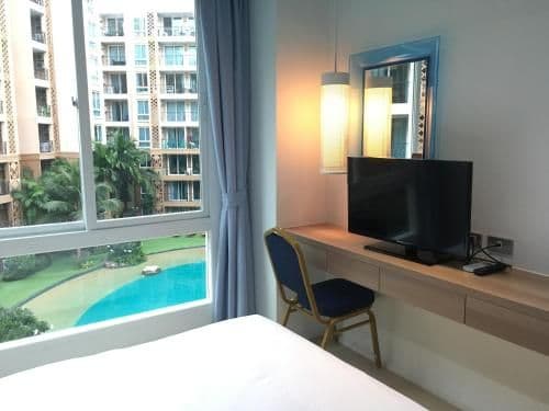 Apartment with Pool View