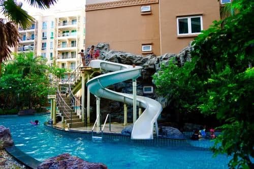 Apartment with Pool View