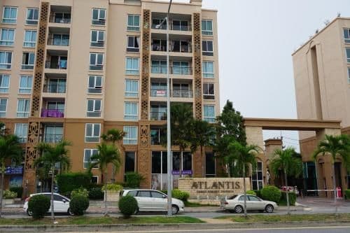 Apartment with Pool View