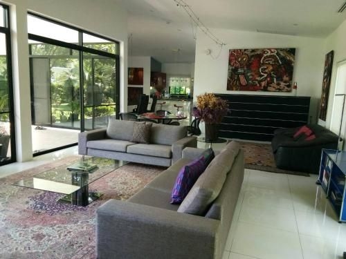 Galvalin Villa Garden1