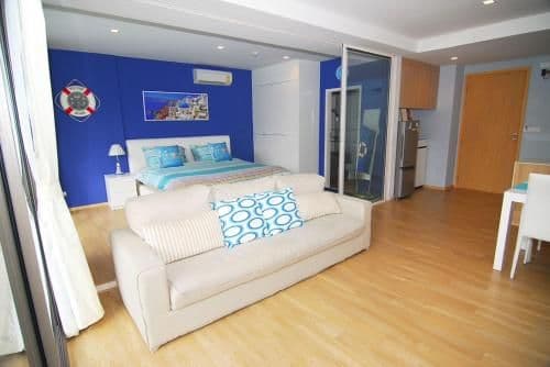 Apartment with Pool View