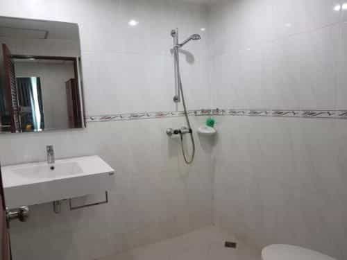 Welcome Inn Hotel @ Karon Beach. 3 bed room from only 1200 Baht Welcome Inn Hotel @ Karon Beach. 3 bed room from only 1200 Baht