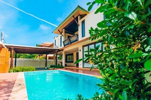 32 Deluxe 7 Bedroom Pool Villa in Downtown Pattaya1