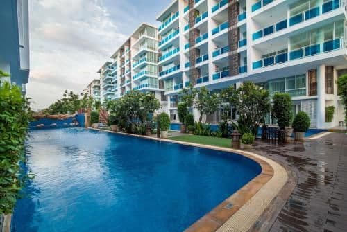 Apartment with Pool View