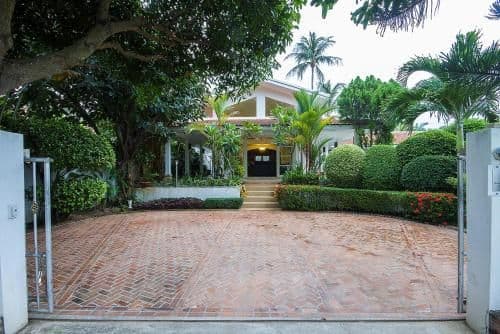 Villa with Garden View